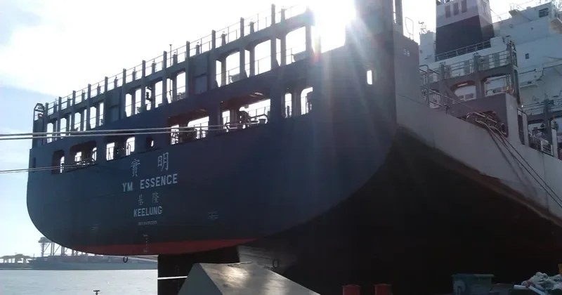 YM ESSENCE Container Ship IMO 9496599 photo 8