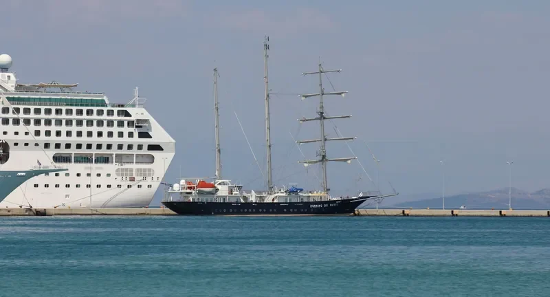 RUNNING ON WAVES Passenger Ship IMO 9589205 photo 3