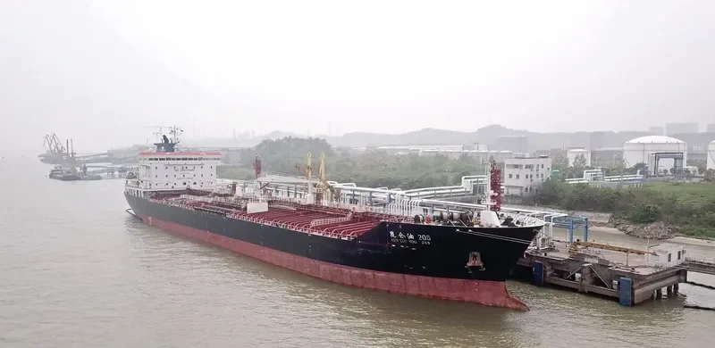 KUN LUN YOU 205 Tanker IMO 9622057 photo 3